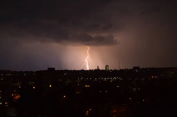 Rayo Brilla Sobre Ciudad Nocturna Descarga Electricidad Cielo Nocturno —  Fotos de Stock