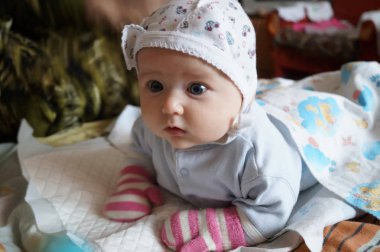 Küçük bir kızın yakın çekim fotoğrafı. Merceğe bakın.