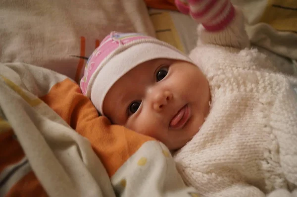 Foto Primo Piano Una Bambina Guarda Nella Lente — Foto Stock