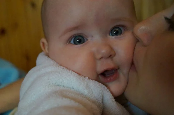 Foto Primo Piano Una Bambina Guarda Nella Lente — Foto Stock