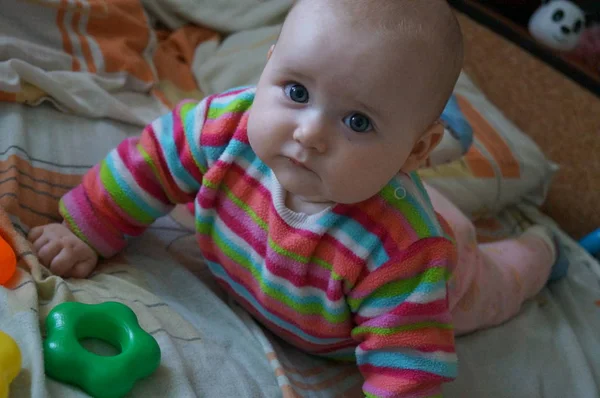 Foto Primo Piano Una Bambina Guarda Nella Lente — Foto Stock