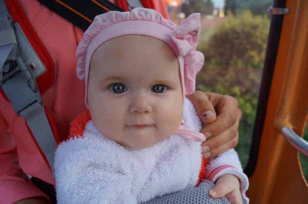 Fotografía Cerca Una Niña Mira Dentro Lente —  Fotos de Stock