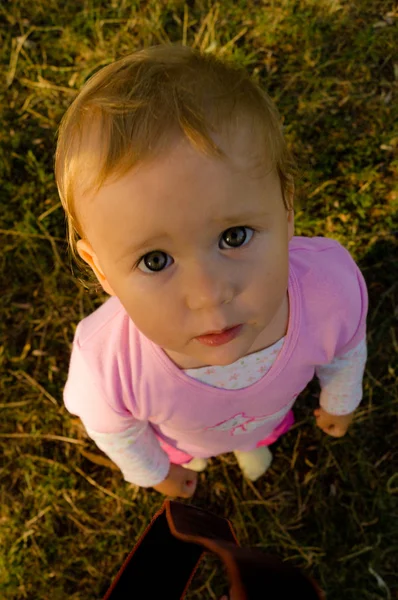 Fotografía Cerca Una Niña Mira Dentro Lente —  Fotos de Stock