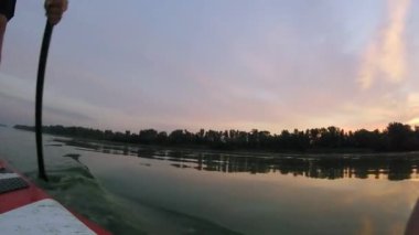 Sup tahtasında kürek çekmek. İlk kişiden. Kamera bir kürek üzerinde.