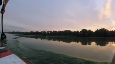 Sup tahtasında kürek çekmek. İlk kişiden. Kamera bir kürek üzerinde.