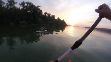 Sup tahtasında kürek çekmek. İlk kişiden. Kamera bir kürek üzerinde.