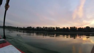 Sup tahtasında kürek çekmek. İlk kişiden. Kamera bir kürek üzerinde.