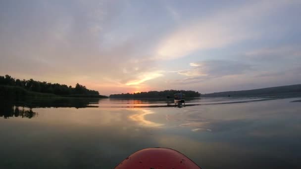 Rodd Sup Bräda Sup Ombord Bakgrunden Solen Soluppgång Man Rodd — Stockvideo