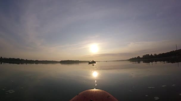 Remar Una Tabla Sup Tablero Sup Fondo Del Sol Amanecer — Vídeo de stock