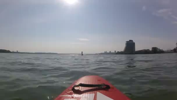 Rodd Sup Bräda Sup Ombord Bakgrunden Solen Soluppgång Man Paddla — Stockvideo