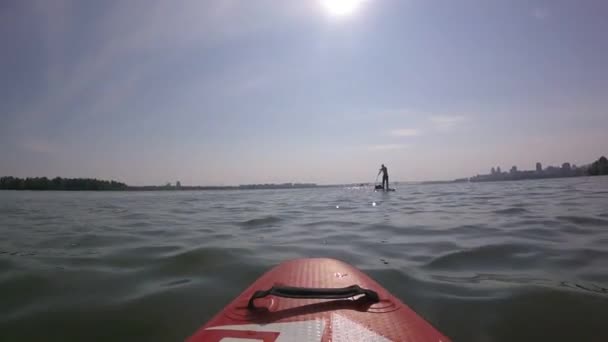 Rodd Sup Bräda Sup Ombord Bakgrunden Solen Soluppgång Man Paddla — Stockvideo