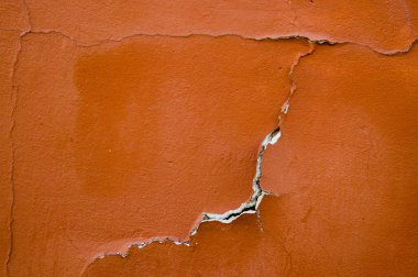 Yok edilmiş alçı. Bağlı sıva. Eski alçı ve macun. Yıkık bina. Yıkım. Durgun -luk.