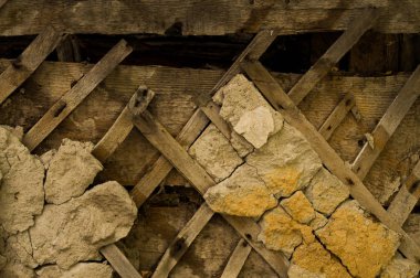 Yok edilmiş alçı. Bağlı sıva. Eski alçı ve macun. Yıkık bina. Yıkım. Durgun -luk.