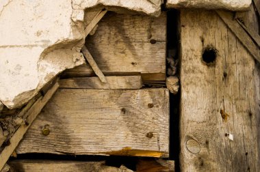 Yok edilmiş alçı. Bağlı sıva. Eski alçı ve macun. Yıkık bina. Yıkım. Durgun -luk.