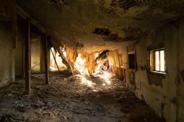 Yıkık bina. Yıkılmış duvarlar. Eski, kırık ev.