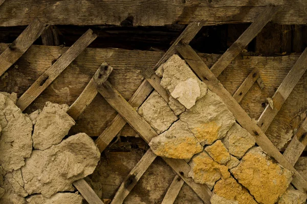 Yok edilmiş alçı. Bağlı sıva. Eski alçı ve macun. Yıkık bina. Yıkım. Durgun -luk.