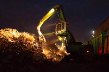 Süpürge. Geceleri hurda metal yüklüyorlar. Hurda metal yükleme mekanizmaları. Hidrolik düzenleyici.