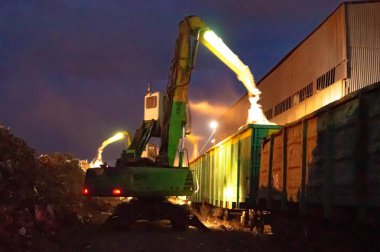 Süpürge. Geceleri hurda metal yüklüyorlar. Hurda metal yükleme mekanizmaları. Hidrolik düzenleyici.