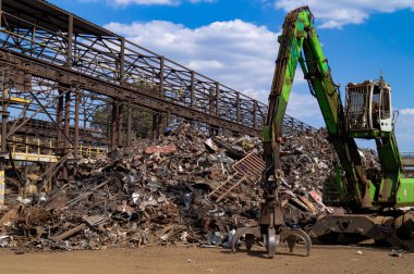 Dnipro, Dnepropetrovsk bölgesi / Ukrayna - 01 / 10 / 2019; hidrolik manipülatörlü hurda metalleri vagonlara yüklüyor.