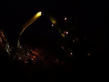 Geceleri büyük bir manipülatörden hurda metal yükleniyor.