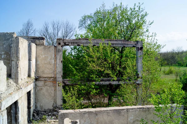 Das Zerstörte Gebäude Alte Stahlbetonkonstruktionen Ruin Die Folgen Des Krieges — Stockfoto