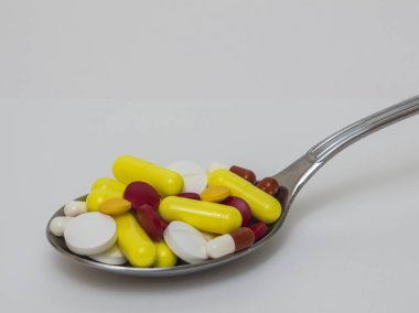 Kaşık ilaç dolu