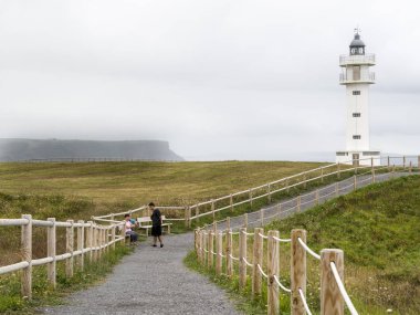 Deniz feneri duvarlı yol