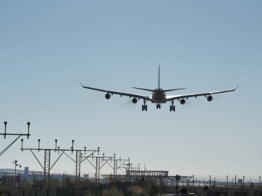 Uçak havaalanına iniyor.