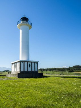 Bir çayırda beyaz deniz feneri