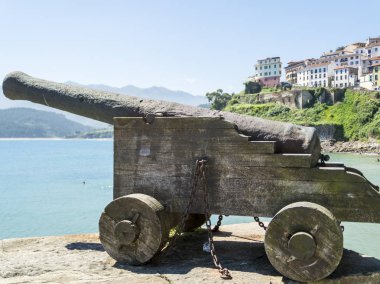 Lastres, İspanya önünde eski savaş topu