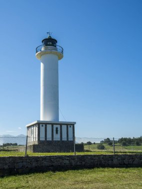 Bir çayırda beyaz deniz feneri