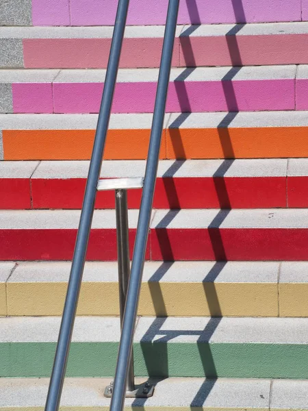 Gölgeler Derma merdiven üzerinde zig zag şekillerle