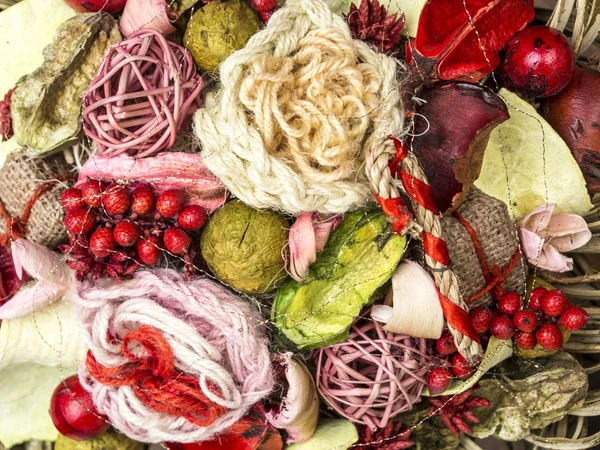 Çeşitli renklerde Noel süsleri