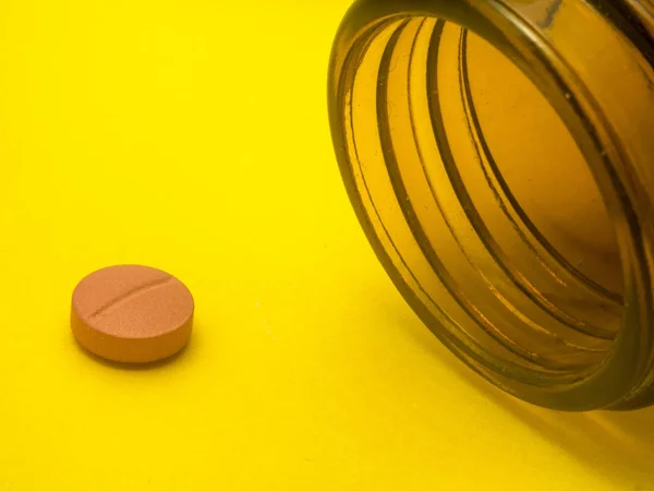 Kapsayıcısının yanında yalnız hap