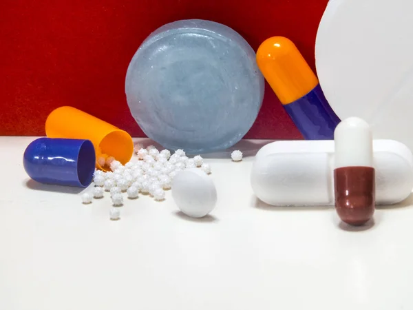 İçindekileri gösteren kapsül açık