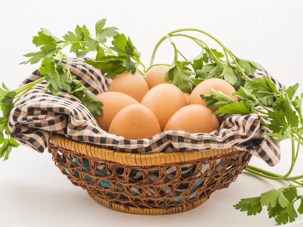 Wiklinowy Kosz Jajkami Pietruszka — Zdjęcie stockowe