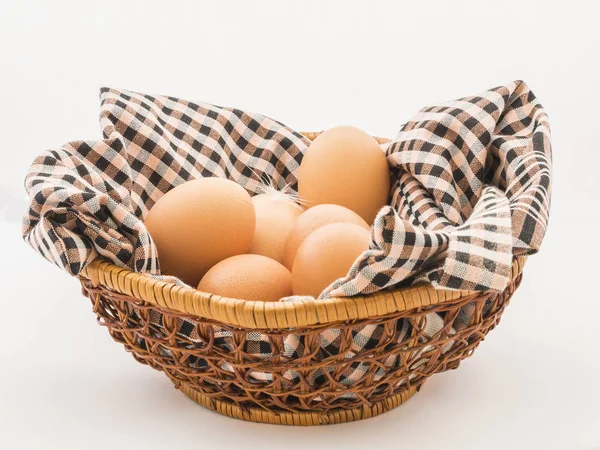 Hasır sepetteki yumurtalar