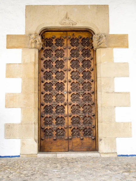 El yapımı ahşap antika kapı