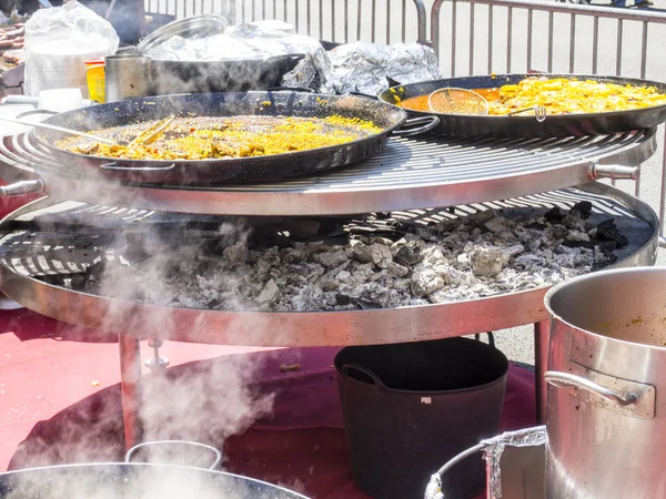 Popüler bir partide tipik İspanyol paella