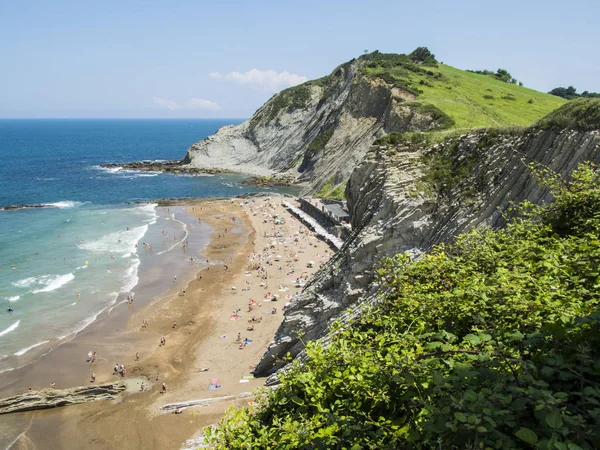 Cliff İspanya Cantabria kıyısında ile plaj