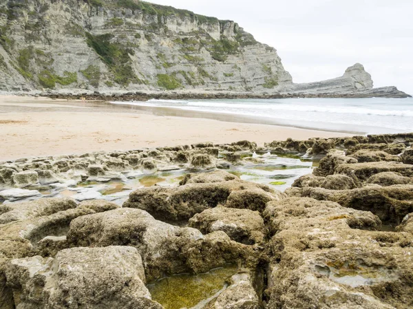 Kayalık sahil kıyısında Cantabria, İspanya