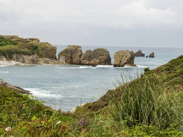 İspanya Cantabria kıyılarının görünümü