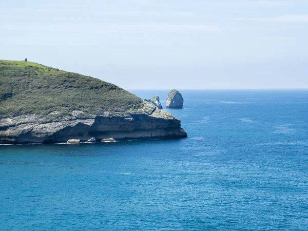 Uçurum ve resifleri İspanya Cantabria kıyısında