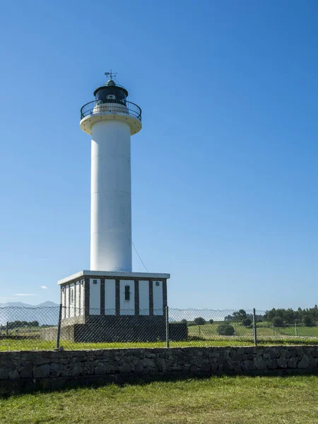 Bir çayırda beyaz deniz feneri