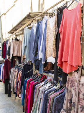 Bir sokak pazarında renkli giysiler