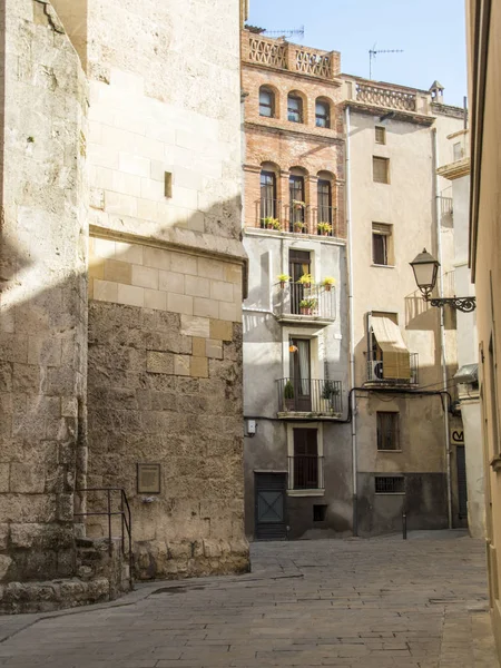 Ortaçağ tarzı dar sokakta