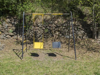 Yaşlı çocuk salıncak