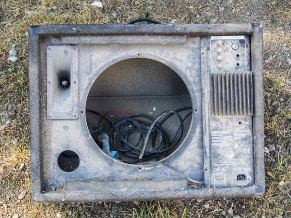 Televizyon bir çöplükte hurdaya