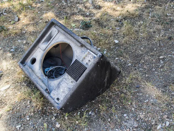 Televizyon bir çöplükte hurdaya