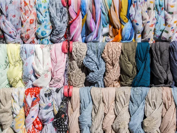 Renkli eşarp satışı